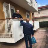 Noi ci avviciniamo al pi� anziano di loro. �Sono senza occupazione - dice -. Non so come ringraziare il mio benefattore: le istituzioni mi hanno lasciato solo ed � lui ora a prendersi cura di me�
